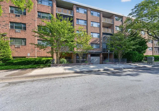 100-clinton-ave-2y-north-hempstead-ny-11504/hzid_7935f2bf