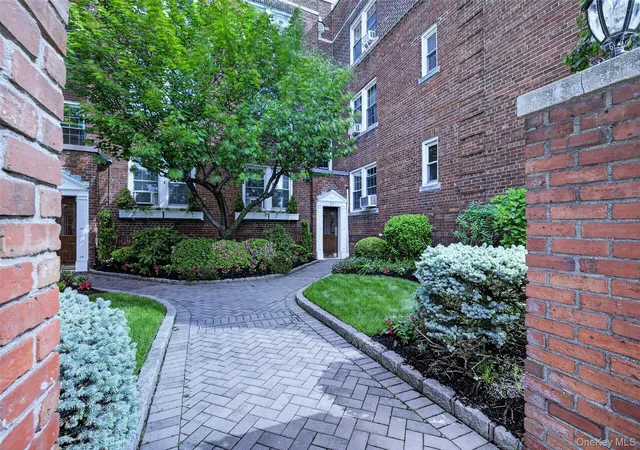 17-gaynor-ave-1d-north-hempstead-ny-11030/hzid_18a56ab3