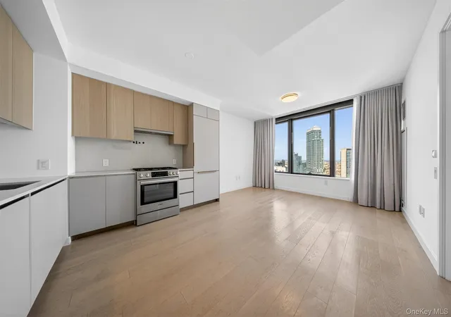 3-court-sq-5005-new-york-ny-11101/hzid_28fb32e7