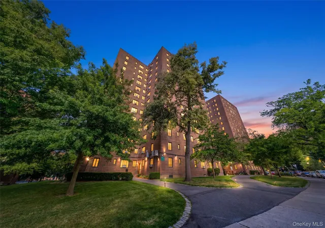 14-metropolitan-oval-8d-new-york-ny-10462/hzid_d778800e