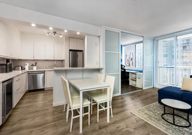 4-74-48th-ave-15e-new-york-ny-11109/hzid_02a90a5d