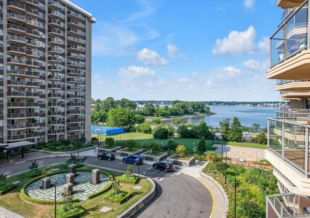 1805-215th-st-5c-new-york-ny-11360/hzid_0e0915bc