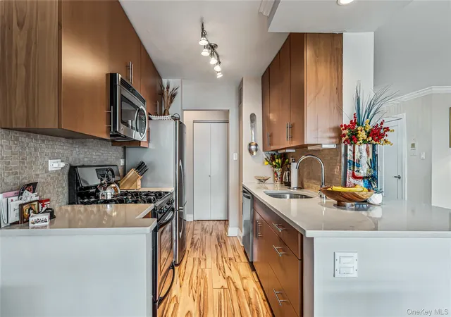 18-15-215-st-14-g-new-york-ny-11360/hzid_cb308e58