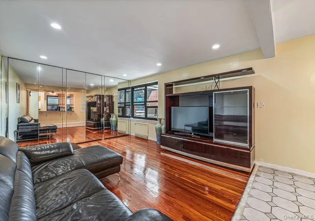 213-08-73rd-avenue-4j-new-york-ny-11364/hzid_12c86062