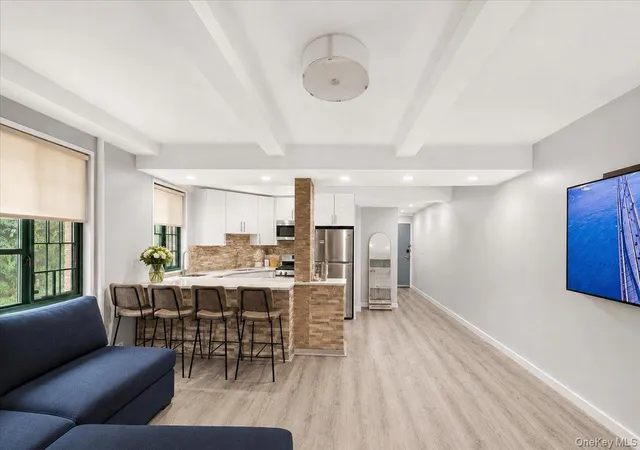 2160-e-tremont-ave-3b-new-york-ny-10462/hzid_3b75631e