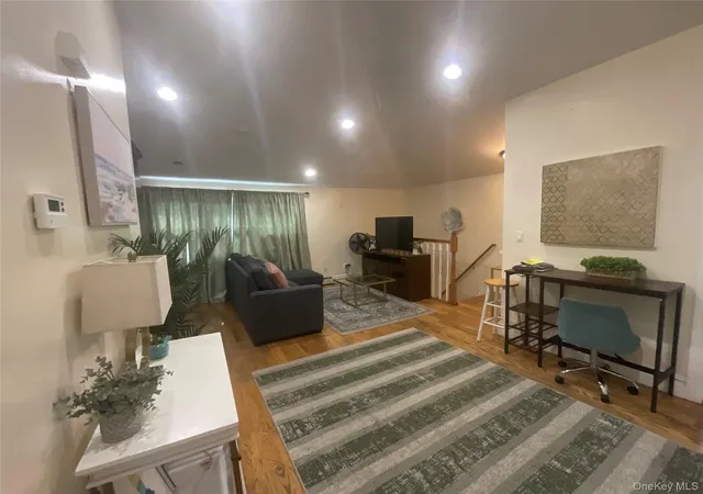 11511-172nd-street-new-york-ny-11434/hzid_4e2fc024