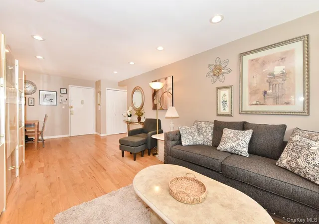 2-birchwood-ct-1c-hempstead-ny-11501/hzid_d6d80bfe