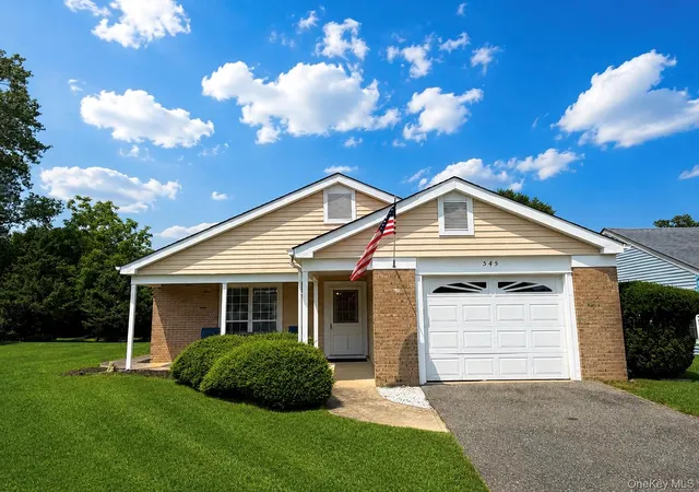 545-stratford-ln-brookhaven-ny-11961/hzid_65ecc53a