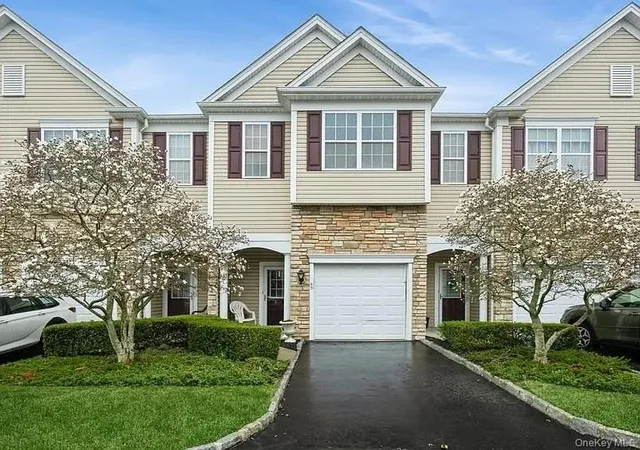 43-torrey-pine-ln-82-islip-ny-11706/hzid_e75ba0cc