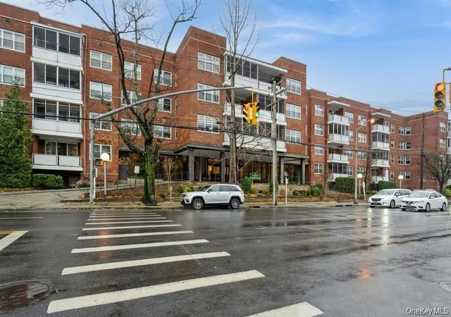 1-kensington-gate-211-north-hempstead-ny-11021/hzid_8268dfa9