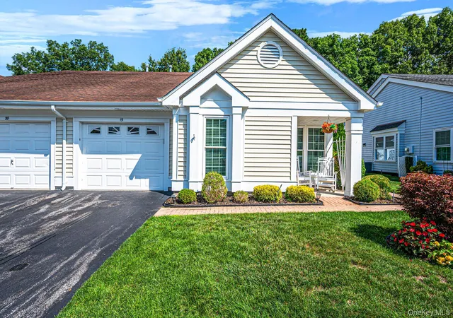 19-sayville-ct-brookhaven-ny-11961/hzid_ed9cb4d1