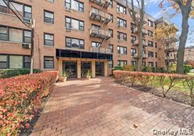 6-birchwood-ct-4b-north-hempstead-ny-11501/hzid_068bfa92