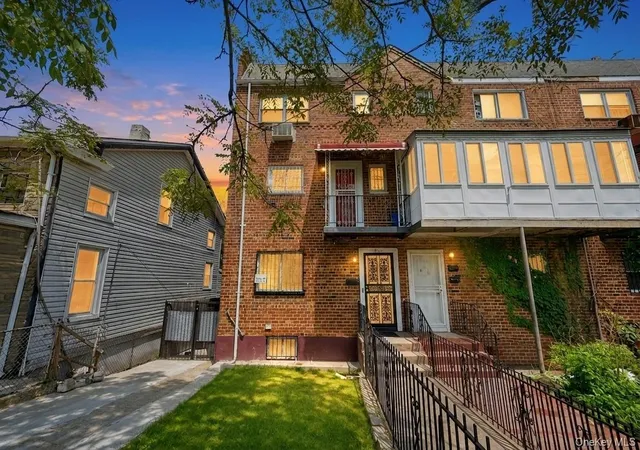 709-ashford-st-new-york-ny-11207/hzid_de223bc9