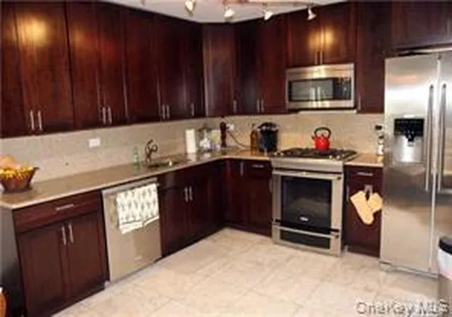 18-05-215-street-11k-new-york-ny-11360/hzid_4d36bc2f