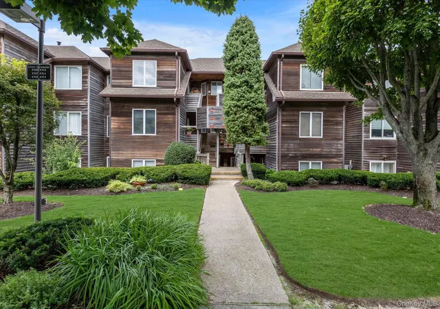 318-fox-hl-dr-riverhead-ny-11933/hzid_ce49ce01