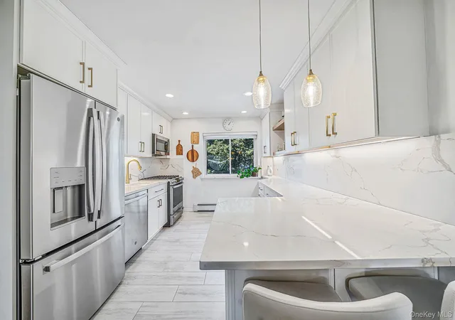 105-prime-ave-f4-huntington-ny-11743/hzid_7029ef72