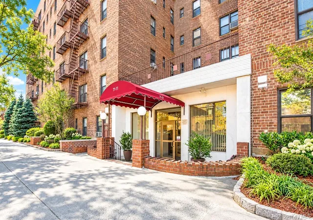 71-11-yellowstone-blvd-4m-forest-hills-ny-11375/hzid_d64a0518