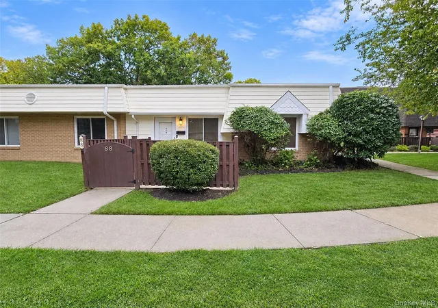88-glenn-holw-dr-glenhollow-brookhaven-ny-11776/hzid_932cdb25