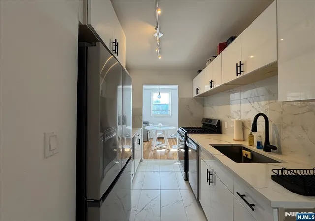 2160-center-ave-4g-fort-lee-nj-07024/hzid_d6db19cb