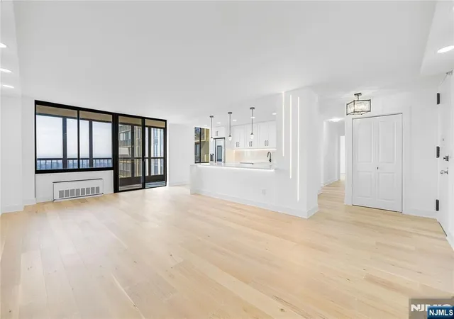 200-winston-2417-cliffside-park-nj-07010/hzid_cea5d75f