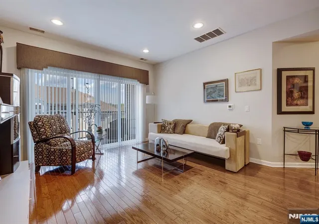 10402-warrens-wy-4th-floor-new-wanaque-nj-07465/hzid_8155772f
