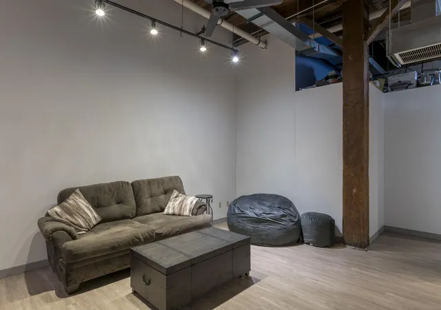 585-s-upper-st-147-lexington-ky-40508/hzid_0c8c5621