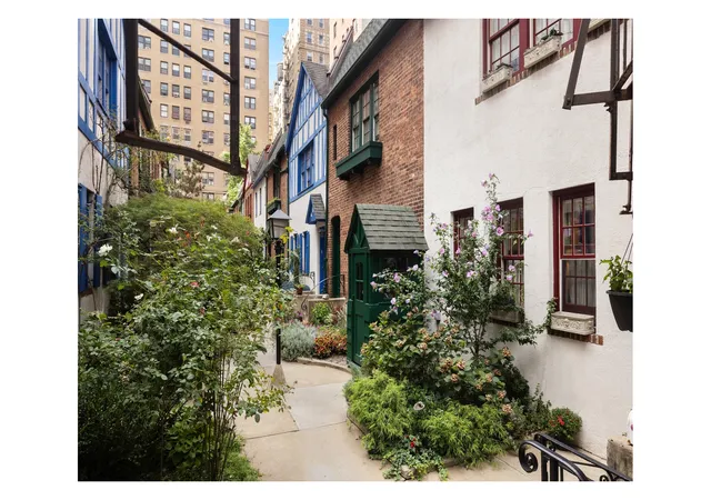 262-w-95th-st-2-new-york-city-ny-10025/hzid_e4d412f1