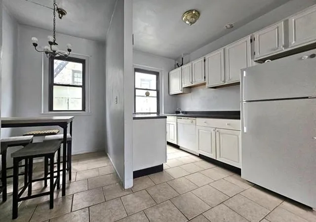 21-67-33rd-st-4g-new-york-city-ny-11105/hzid_4c5b2b0d