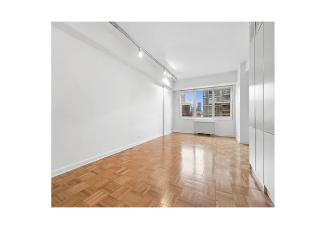 205-e-63rd-st-16f-new-york-city-ny-10065/hzid_168755eb