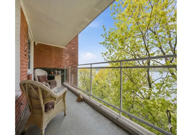 2575-palisade-ave-6c-new-york-city-ny-10463/hzid_d8f4f424