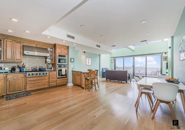 10-bay-street-lndg-8-d-new-york-city-ny-10301/hzid_b060d267