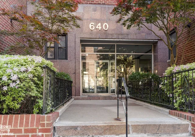 640-w-239th-st-2f-new-york-city-ny-10463/hzid_4b30bb8c