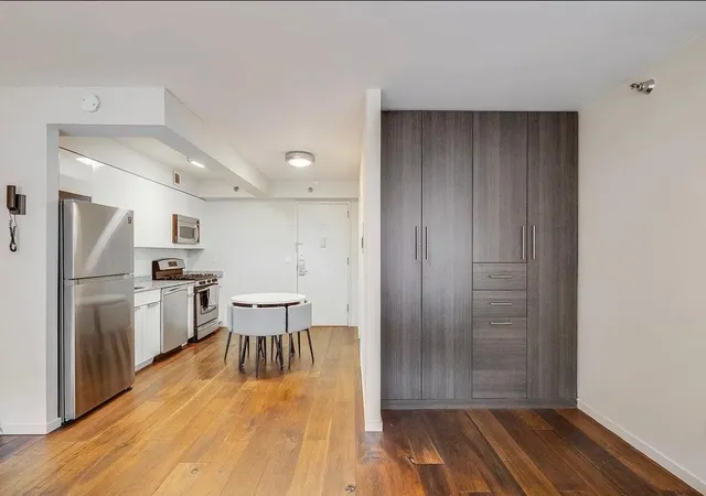 516-w-47th-street-n-4d-new-york-city-ny-10036/hzid_2088c577
