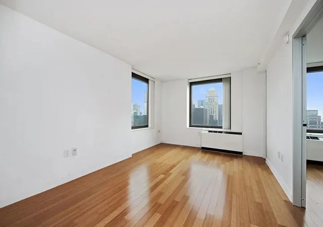 100-w-39th-street-42e-new-york-city-ny-10018/hzid_2be8aa6e