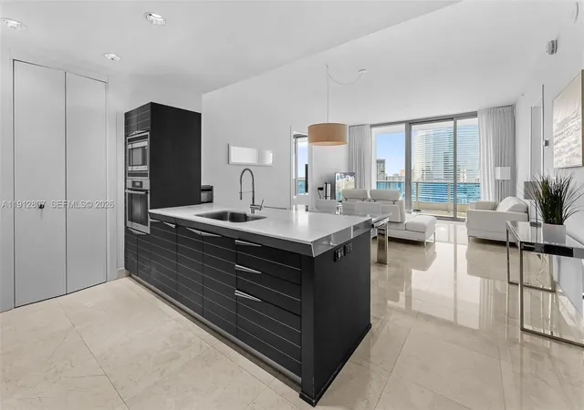 200-biscayne-boulevard-way-4510-miami-fl-33131/hzid_7d8d6bb8