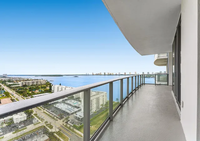 220-lake-shore-dr-2005-lake-park-fl-33403/hzid_5cae7585