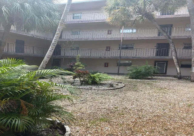 2840-somerset-dr-206-lauderdale-lakes-fl-33311/hzid_e33ee653