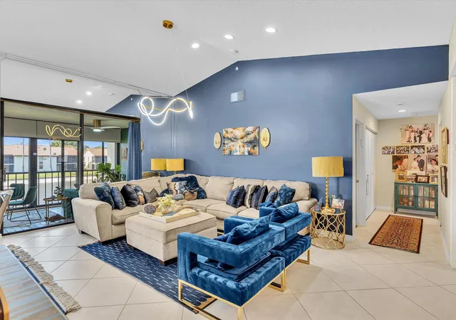10215-n-circle-lake-dr-201-boynton-beach-fl-33437/hzid_fbd4fc6f