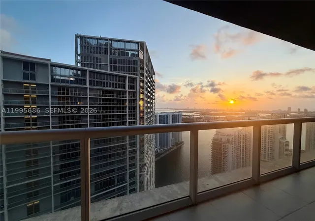 495-brickell-ave-5106-remodeled-miami-fl-33131/hzid_96d6dc2b