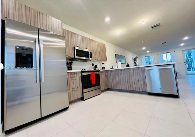 10300 Nw 66Th Ave