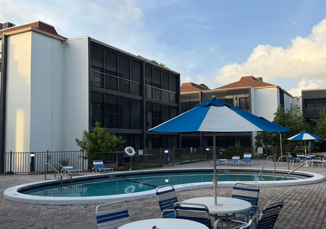 4040-n-hills-dr-35-hollywood-fl-33021/hzid_f53f4cd1