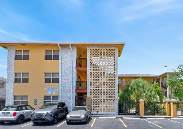 744-ne-14th-ave-fort-lauderdale-fl-33304/hzid_5fcb786a