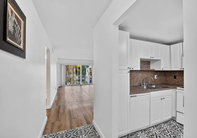 1505-crescent-cir-b24-lake-park-fl-33403/hzid_244feef2