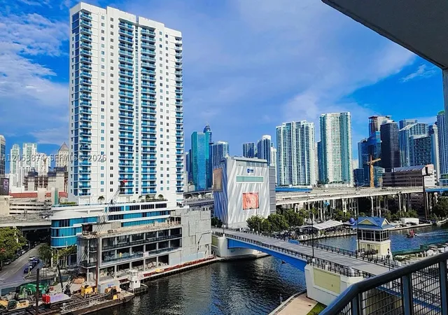 10-sw-south-river-dr-802-miami-fl-33130/hzid_2464de3d