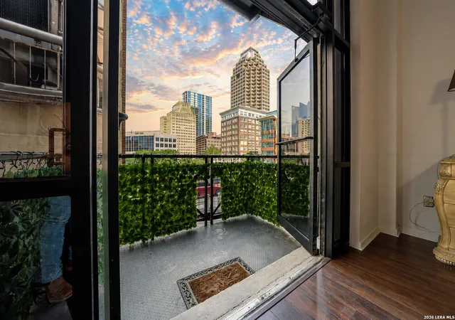 214-e-travis-st-apt-205-san-antonio-tx-78205/hzid_440f0c1b