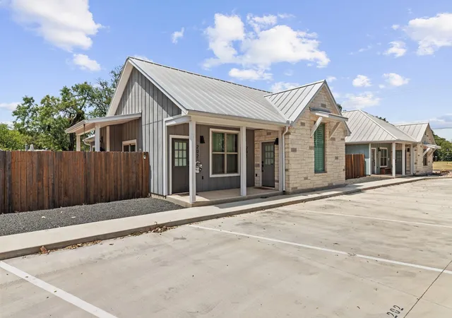 502-s-eagle-st-202-fredericksburg-tx-78624/hzid_b1f88c37