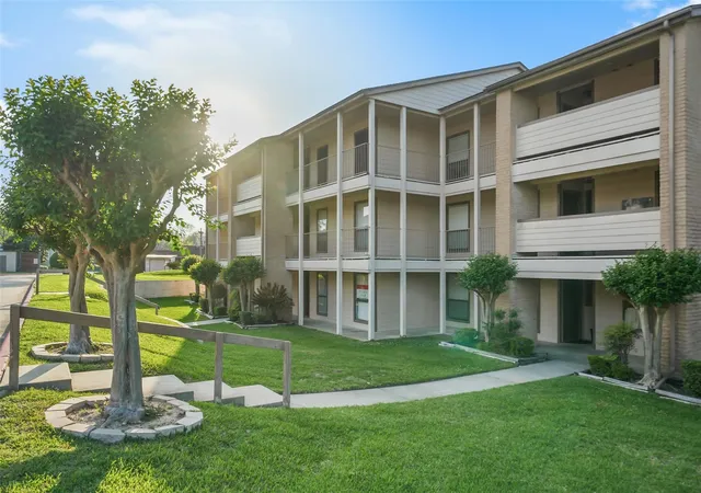 101-lakeview-ter-d-montgomery-tx-77356/hzid_8972ae5c