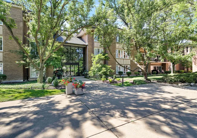 2-oak-brook-club-dr-b311-oak-brook-il-60523/hzid_b4621d44