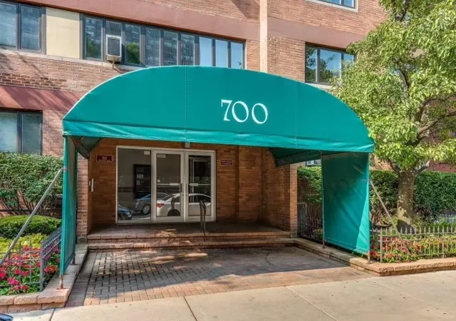 700-w-bittersweet-pl-706-chicago-il-60613/hzid_eaee7be3