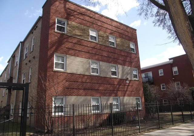 6423 N Damen Ave